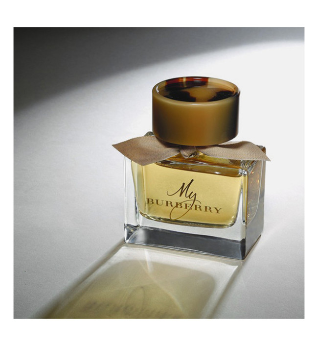 Новый аромат Burberry посвящен культовому тренчу