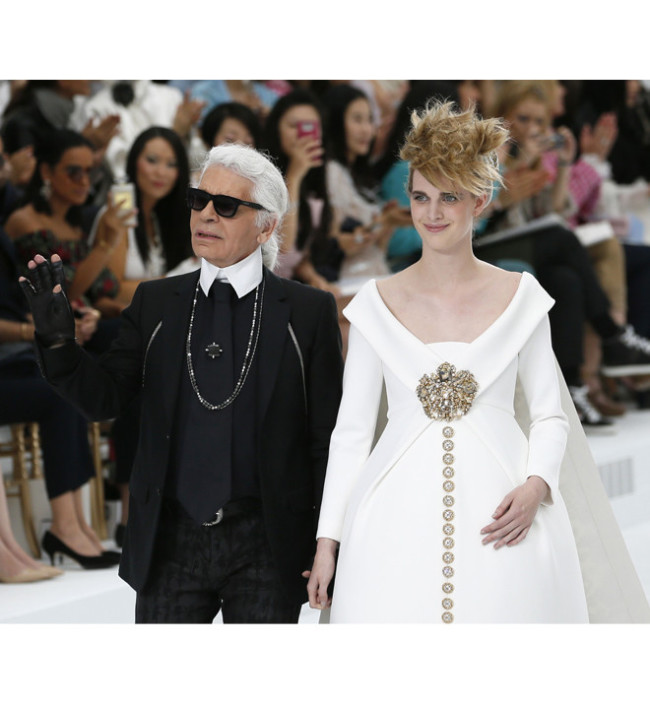 Показ Chanel Haute Couture закрыла беременная модель