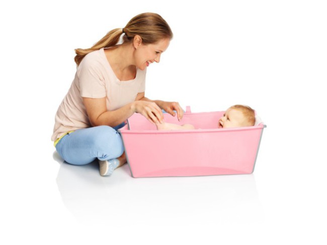 Норвежская компания Stokke выпустила эргономичную складную ванну для малышей