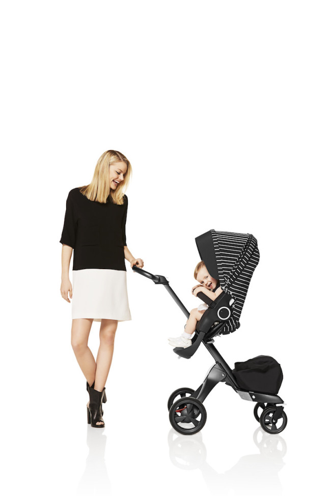 Коляска Stokke® Xplory® True Black обзавелась новым, ультрамодным полосатым комплектом 