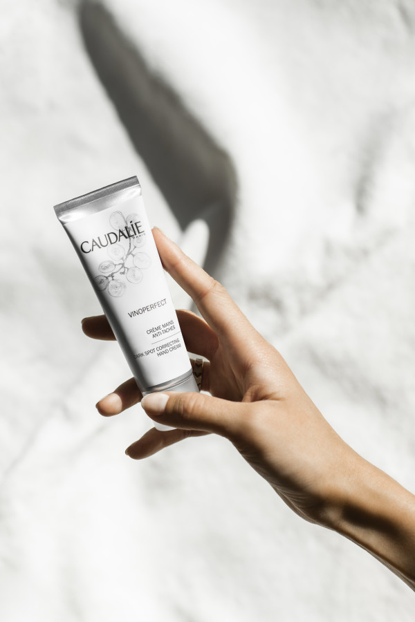 Ни пятнышка: новинка в гамме Vinoperfect от Caudalie – крем для рук против пигментации