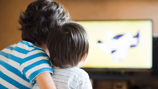 Не запрещайте детям телевизор: детский психолог развеял мифы о вреде мультфильмов, но предостерег от ошибок